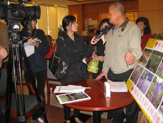受害地主吳太河感激的說,由於立委吳宜臻及林一方的熱情幫忙感動環保官員與警方,讓三年不被相關單位理會的陳情,總算獲得遲來的溫暖。圖片:陳志科攝影 受害地主吳太河感激的說,由於立委吳宜臻及林一方的熱情幫忙感動環保官員與警方,讓三年不被相關單位理會的陳情,總算獲得遲來的溫暖。圖片:陳志科攝影