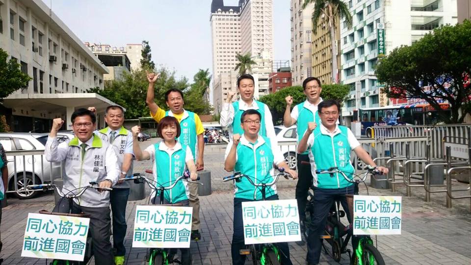 台中市長林佳龍24日陪同6名民主進步黨提名的立委參選人完成登記。圖:翻攝自張廖萬堅臉書粉絲專頁 台中市長林佳龍24日陪同6名民主進步黨提名的立委參選人完成登記。圖:翻攝自張廖萬堅臉書粉絲專頁