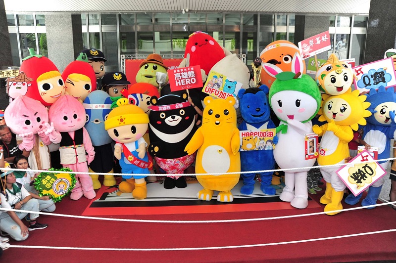 高雄城市吉祥物首輪擂台PK,30隻吉祥物人偶齊聚一堂賣萌。圖:高雄市政府提供 高雄城市吉祥物首輪擂台PK,30隻吉祥物人偶齊聚一堂賣萌。圖:高雄市政府提供