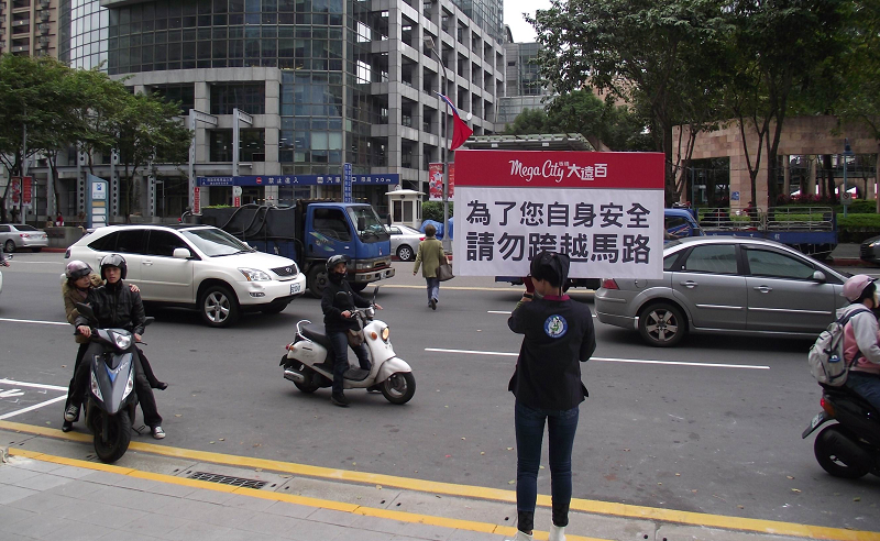 圖說,部分民眾為圖一時的便利,任意跨越馬路的情形屢見不鮮。(記者陳冠廷攝) 圖說,部分民眾為圖一時的便利,任意跨越馬路的情形屢見不鮮。(記者陳冠廷攝)