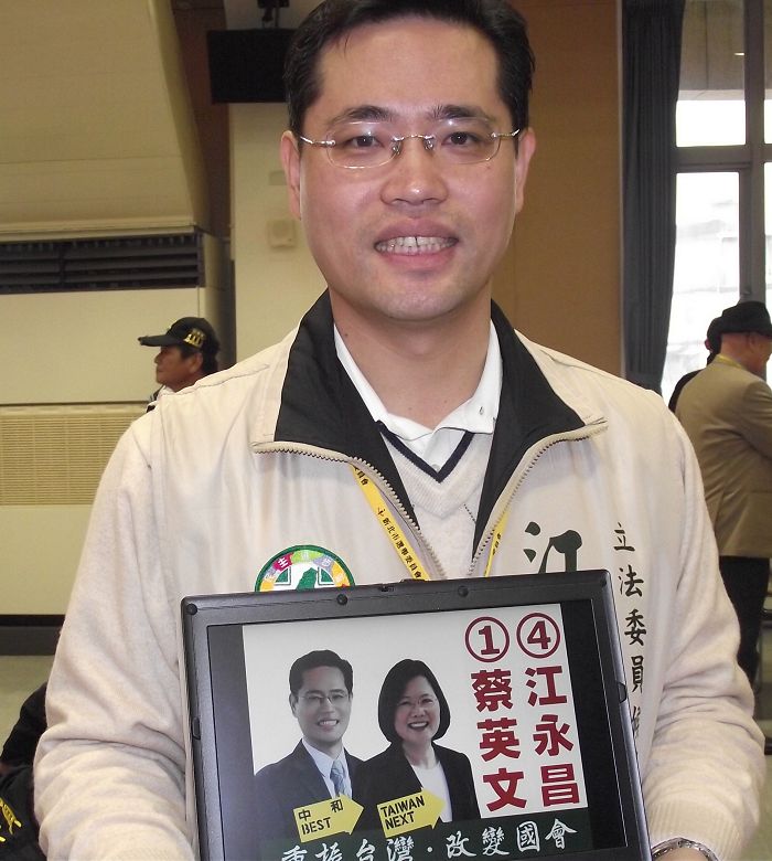 立委候選人江永昌馬上使用3C產品向選民宣布抽中的號次。圖片:陳冠廷/攝 立委候選人江永昌馬上使用3C產品向選民宣布抽中的號次。圖片:陳冠廷/攝