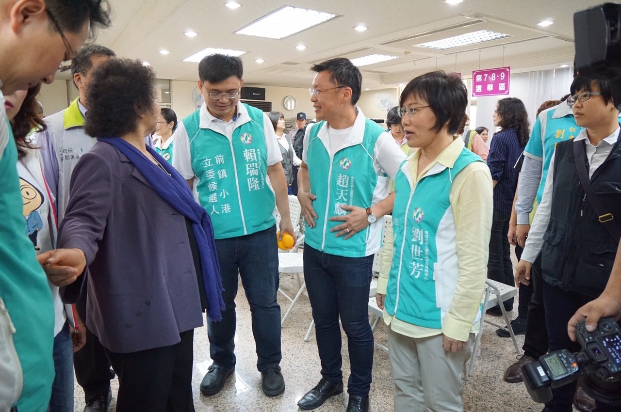 高雄市長陳菊24日帶領民進黨9位立委參選人辦理登記,力拚9席全上。圖:民進黨高雄市黨部提供 高雄市長陳菊24日帶領民進黨9位立委參選人辦理登記,力拚9席全上。圖:民進黨高雄市黨部提供