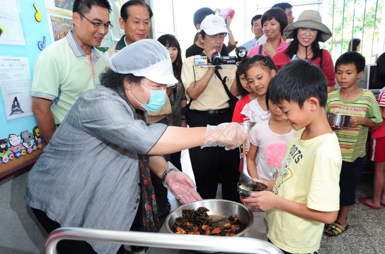 高雄市長陳菊為學童打菜,也有模有樣。圖片來源:高雄市政府 高雄市長陳菊為學童打菜,也有模有樣。圖片來源:高雄市政府