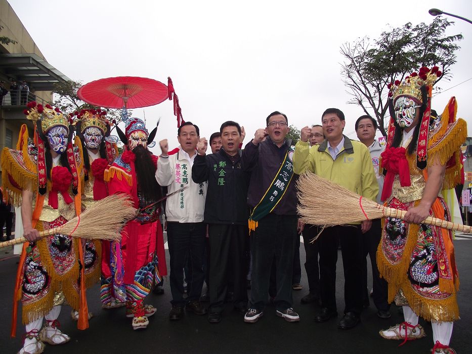立委候選人高志鵬在八家將的陪伴下前往抽籤,並高喊捉鬼成功,三重一定贏。圖片:陳冠廷/攝 立委候選人高志鵬在八家將的陪伴下前往抽籤,並高喊捉鬼成功,三重一定贏。圖片:陳冠廷/攝