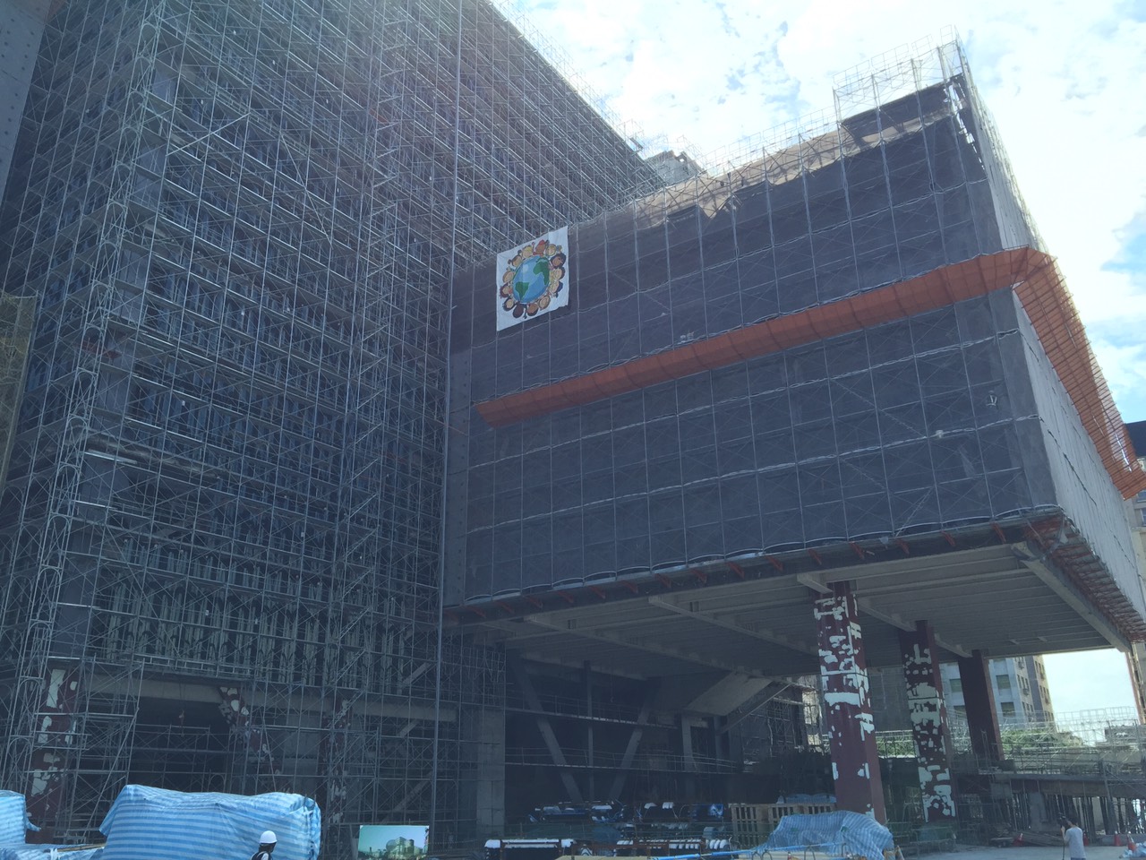 台北藝術中心位於士林夜市舊址,一旁緊鄰基河路、劍潭路和承德路四段,是基地完整的獨立工區,建物地下1層、地上12層,由鏡框式大劇場、中劇場和多形式中劇場共3個劇場共同組成。圖:劉奕霆/攝 台北藝術中心位於士林夜市舊址,一旁緊鄰基河路、劍潭路和承德路四段,是基地完整的獨立工區,建物地下1層、地上12層,由鏡框式大劇場、中劇場和多形式中劇場共3個劇場共同組成。圖:劉奕霆/攝
