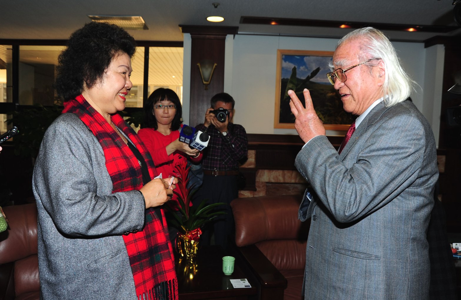 吉成正一先前拜訪高雄市長陳菊,促成了此次攝影作品開出。來源:高雄市政府 吉成正一先前拜訪高雄市長陳菊,促成了此次攝影作品開出。來源:高雄市政府