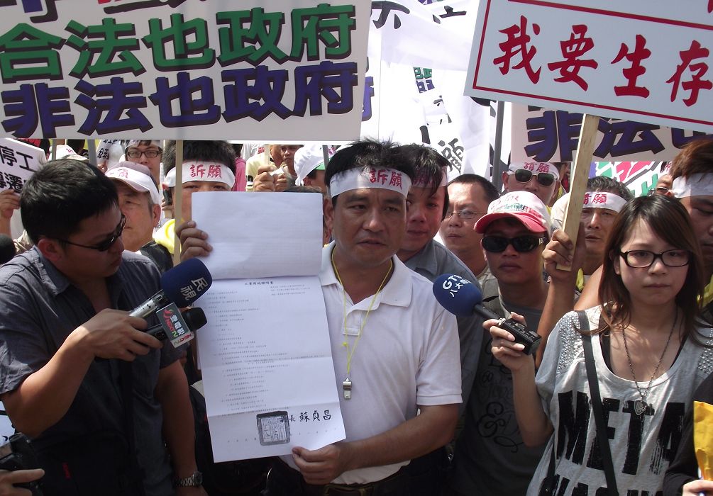三峽瀝青股份有限公司員工自救會發言人吳創成說,工廠的241位員工是無辜的,貿然關廠讓他們與家屬面臨就業、生活費、車輛貸款、房屋貸款及子女學費的問題,一旦有任何的差錯,恐釀成社會事件。圖片:陳冠廷/攝 三峽瀝青股份有限公司員工自救會發言人吳創成說,工廠的241位員工是無辜的,貿然關廠讓他們與家屬面臨就業、生活費、車輛貸款、房屋貸款及子女學費的問題,一旦有任何的差錯,恐釀成社會事件。圖片:陳冠廷/攝