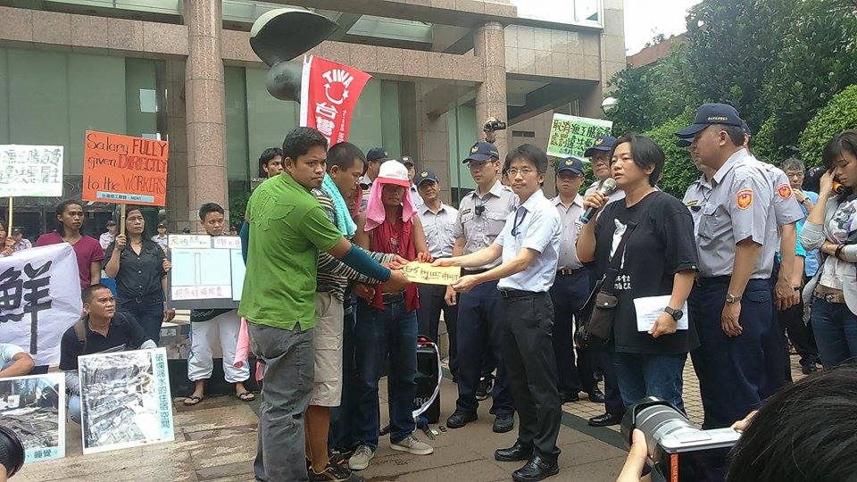勞動部代表侯松延(右五)接下外籍漁工的陳情書,回應將針對陳情書內容做了解。圖:劉蕙慈/攝 勞動部代表侯松延(右五)接下外籍漁工的陳情書,回應將針對陳情書內容做了解。圖:劉蕙慈/攝