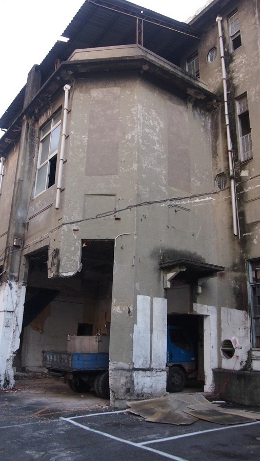 建築的柱子被打掉大半。圖:黃東軍/攝 建築的柱子被打掉大半。圖:黃東軍/攝