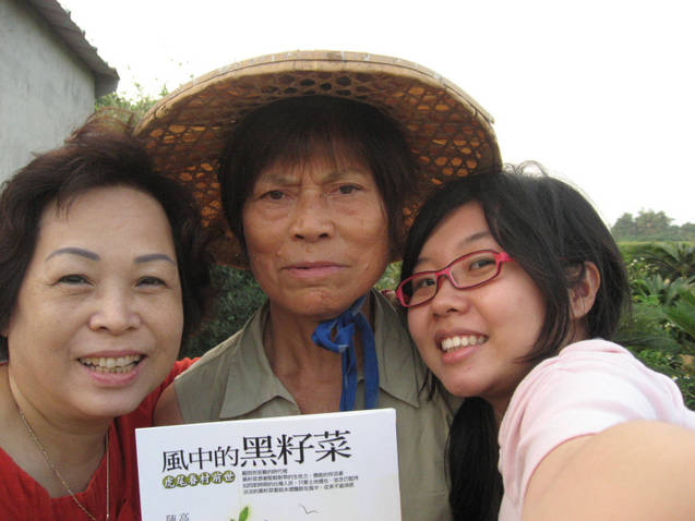 陳小雅(右)在田裡找到新吉里里長的太太(圖中)。她們就坐在田邊一起看這本書,懷念里長的種種,並念給她聽一段給里長的感謝詞。圖片來源:高丹華提供 陳小雅(右)在田裡找到新吉里里長的太太(圖中)。她們就坐在田邊一起看這本書,懷念里長的種種,並念給她聽一段給里長的感謝詞。圖片來源:高丹華提供
