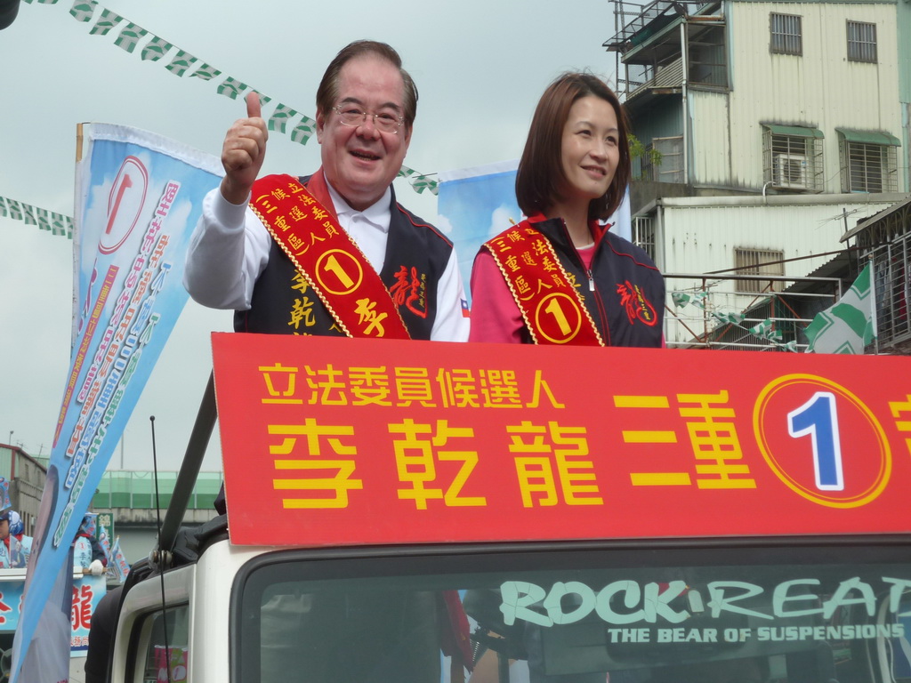 國民黨的立委候選人李乾龍3日則動員上百輛的計程車,在大女兒的陪同下進行車隊掃街。圖片:陳冠廷/攝 國民黨的立委候選人李乾龍3日則動員上百輛的計程車,在大女兒的陪同下進行車隊掃街。圖片:陳冠廷/攝