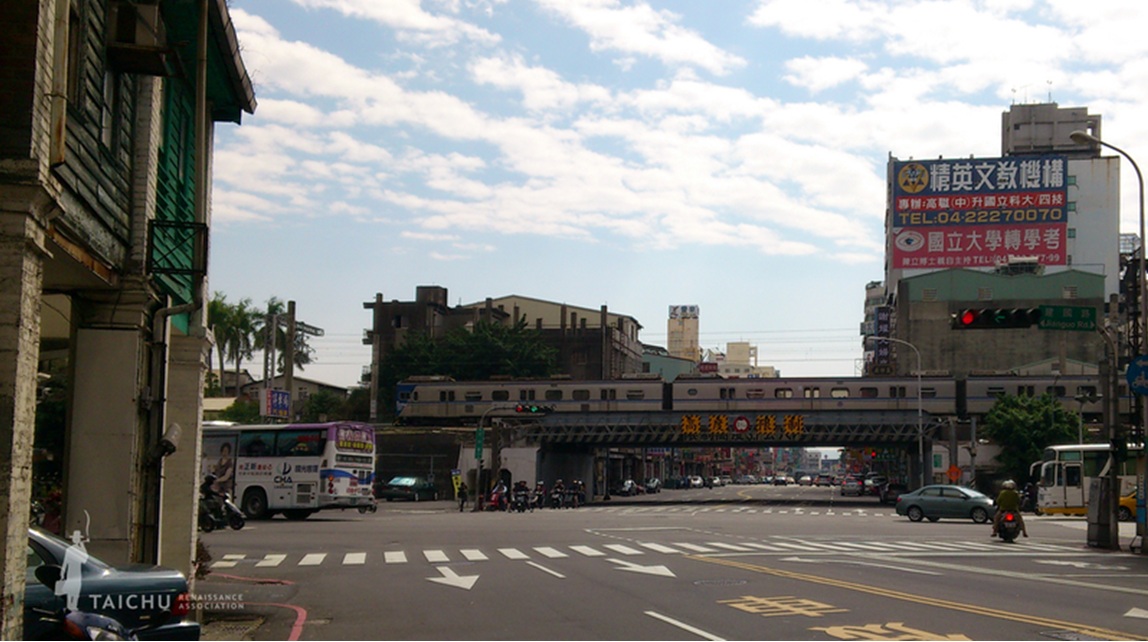 台中鐵道周邊百年歷史建物恐因新建鐵路高架工程遭拆。圖為台中陸橋一景,左側建築還曾歷經美軍轟炸。圖:台中文史復興組合提供 台中鐵道周邊百年歷史建物恐因新建鐵路高架工程遭拆。圖為台中陸橋一景,左側建築還曾歷經美軍轟炸。圖:台中文史復興組合提供