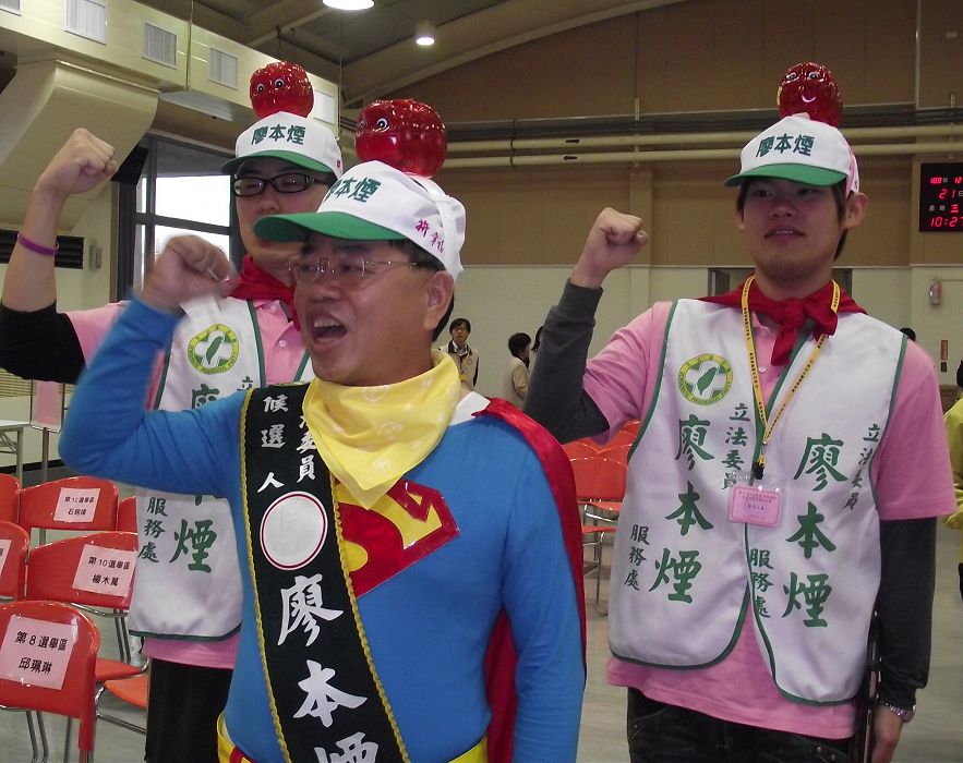 立委候選人廖本煙穿著超人妝,高喊3隻小豬打倒大怪獸。圖片:陳冠廷/攝 立委候選人廖本煙穿著超人妝,高喊3隻小豬打倒大怪獸。圖片:陳冠廷/攝