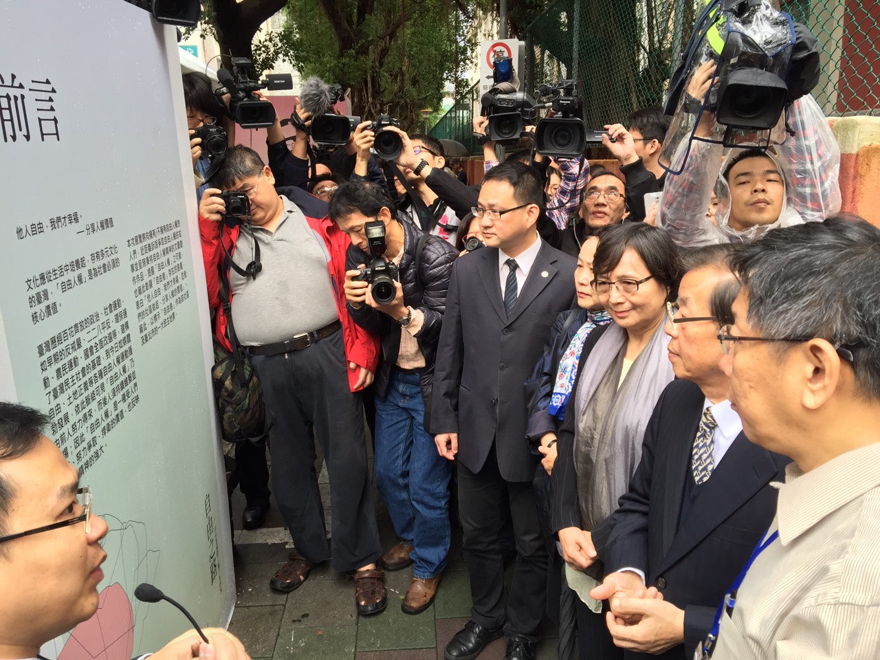 台北市長柯文哲10日上午和鄭南榕遺孀葉菊蘭、前行政院長謝長廷一同參觀「自由巷國際人權戶外特展」。圖:劉奕霆/攝 台北市長柯文哲10日上午和鄭南榕遺孀葉菊蘭、前行政院長謝長廷一同參觀「自由巷國際人權戶外特展」。圖:劉奕霆/攝