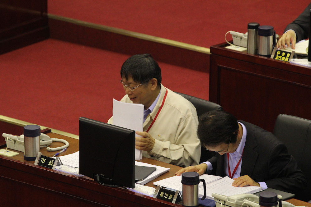 厲耿桂芳一曲把台北市長柯文哲與在場官員逗得哈哈大笑。圖:林雨佑/攝 厲耿桂芳一曲把台北市長柯文哲與在場官員逗得哈哈大笑。圖:林雨佑/攝