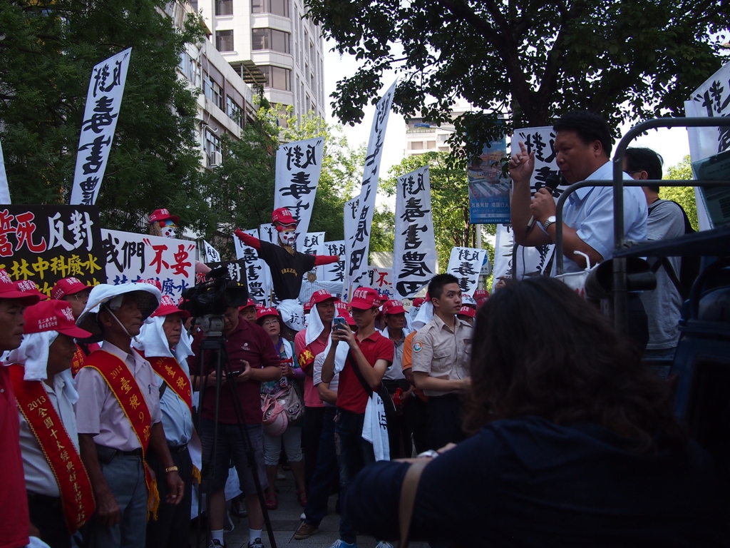 竹塘鄉農會總幹事詹光信與500多名鄉民於現場激情抗議。圖:何星瑩/攝 竹塘鄉農會總幹事詹光信與500多名鄉民於現場激情抗議。圖:何星瑩/攝