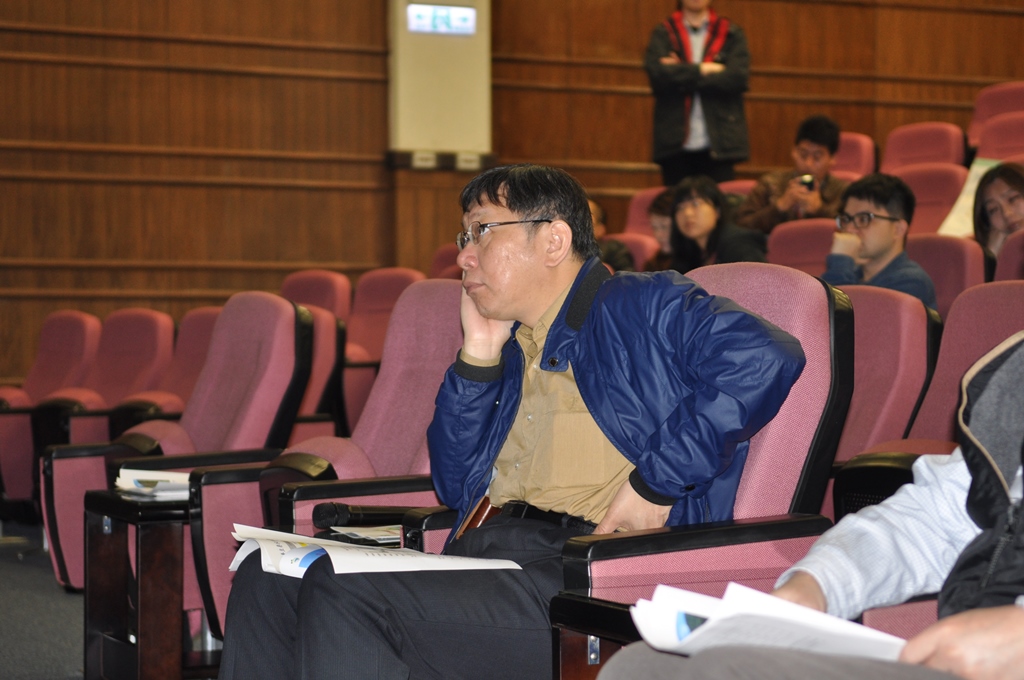 台北市長柯文哲今(28)日上午前往翡翠水庫視察,聽取自來水處處長陳錦祥和翡翠水庫管理局局長謝政道簡報。圖:劉奕霆/攝 台北市長柯文哲今(28)日上午前往翡翠水庫視察,聽取自來水處處長陳錦祥和翡翠水庫管理局局長謝政道簡報。圖:劉奕霆/攝