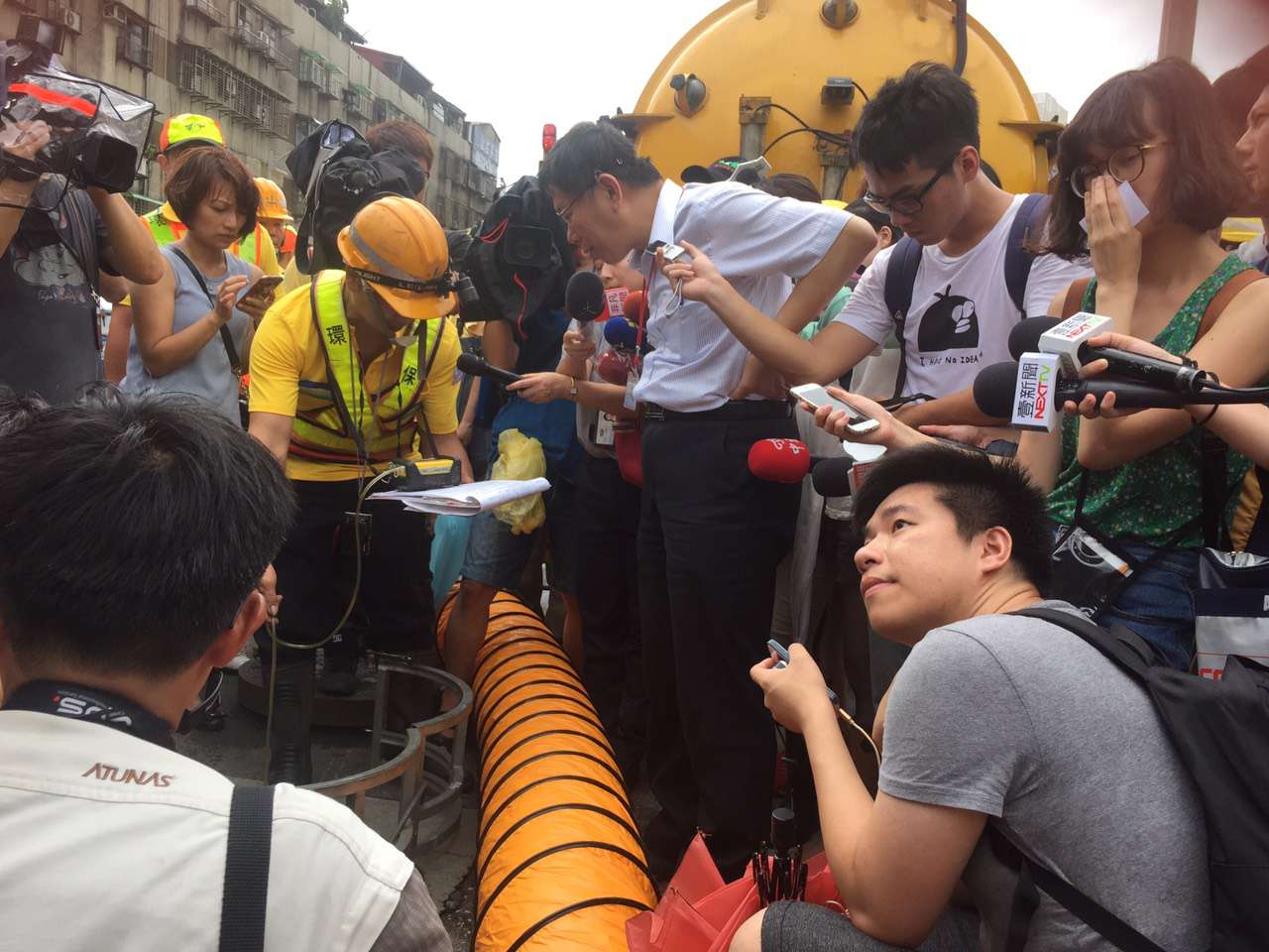 柯文哲下午在視察抽水站的撈污機以及抽水機的運作情形,接著又走到一旁視察環保局人員在清除水溝內的淤泥。 柯文哲下午在視察抽水站的撈污機以及抽水機的運作情形,接著又走到一旁視察環保局人員在清除水溝內的淤泥。
