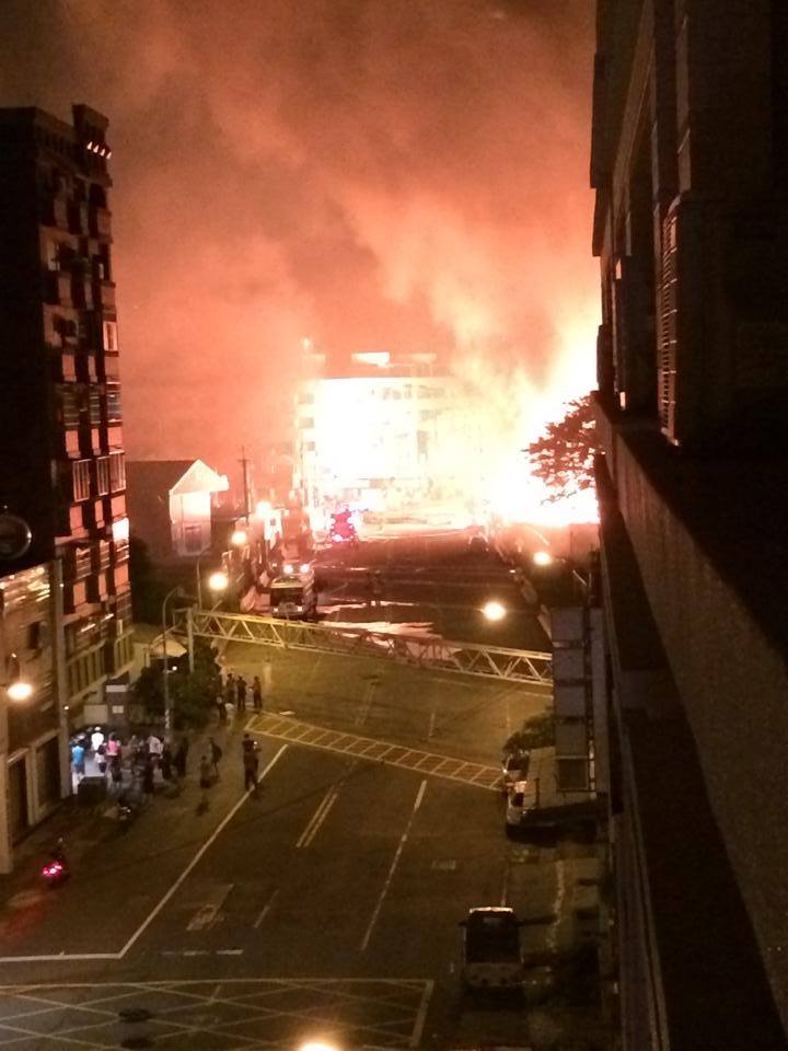 高雄市前議員陳信瑜當時拍下氣爆後火災畫面。 圖:翻攝自「陳信瑜」臉書 高雄市前議員陳信瑜當時拍下氣爆後火災畫面。 圖:翻攝自「陳信瑜」臉書