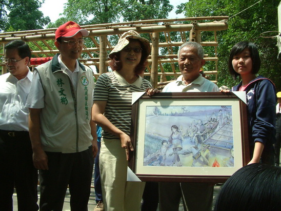 2009年古蹟日活動現場,陳小雅以手繪早年後壁寮居民被迫搬遷的畫贈與縣長蘇治芬,希望縣府能重視保存雲林的文化資產。圖片來源:高丹華提供 2009年古蹟日活動現場,陳小雅以手繪早年後壁寮居民被迫搬遷的畫贈與縣長蘇治芬,希望縣府能重視保存雲林的文化資產。圖片來源:高丹華提供
