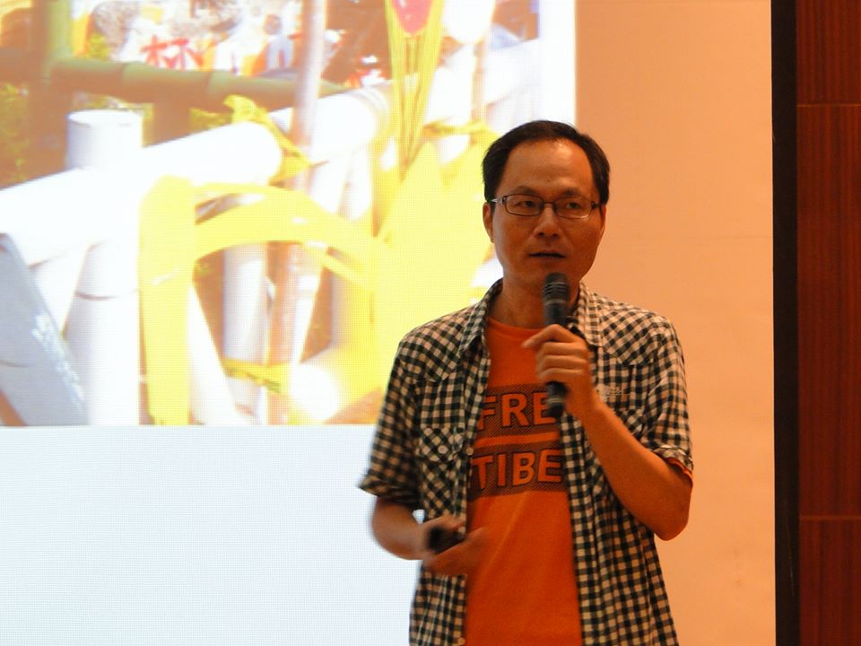 詩人鴻鴻以「我詩,故我在」為題,分享他近年來以詩參與公民運動,與社會對話的心得。圖:黃博郎/攝 詩人鴻鴻以「我詩,故我在」為題,分享他近年來以詩參與公民運動,與社會對話的心得。圖:黃博郎/攝