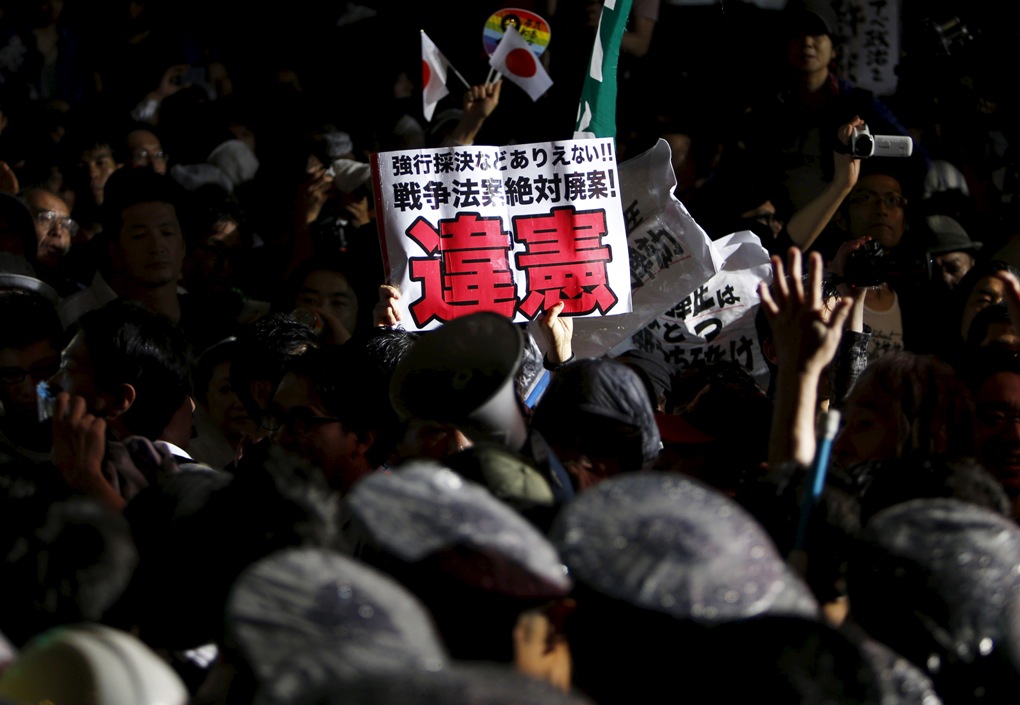 日本群眾群聚於國會外,抗議安倍政府通過安保相關法案。圖片來源:達志影像/路透社 日本群眾群聚於國會外,抗議安倍政府通過安保相關法案。圖片來源:達志影像/路透社