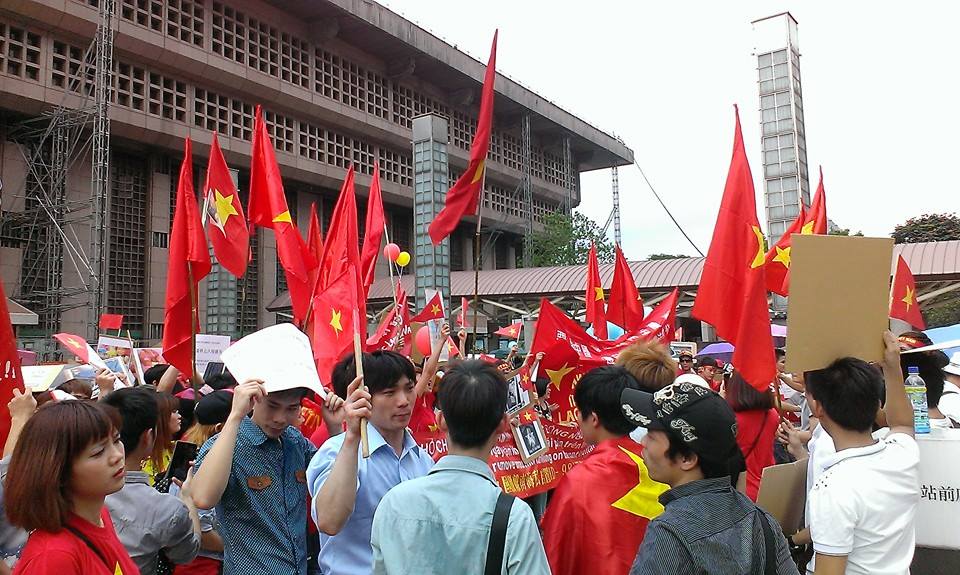 在台灣的越南人今天也有將近百人同步上街在台北火車站前表達抗議,要求中國尊重越南主權並遵守聯合國海洋公約法。圖:Jane Mclean/攝 在台灣的越南人今天也有將近百人同步上街在台北火車站前表達抗議,要求中國尊重越南主權並遵守聯合國海洋公約法。圖:Jane Mclean/攝