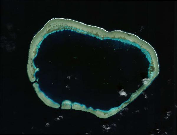 南海美濟礁島衛星空拍圖。圖:翻攝自AMTI官方Twitter 南海美濟礁島衛星空拍圖。圖:翻攝自AMTI官方Twitter