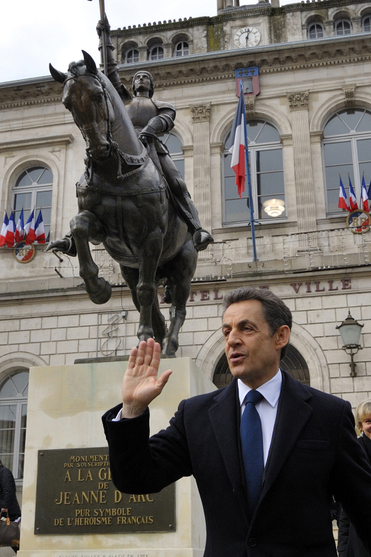 法國當地時間6日是聖女貞德600歲冥誕,法國總統薩科奇(Nicolas Sarkozy)特別前往貞德故里參加紀念活動,他在現場致詞表示,這位聖人「不屬於任何黨派」。圖片來源:達志影像/路透社 法國當地時間6日是聖女貞德600歲冥誕,法國總統薩科奇(Nicolas Sarkozy)特別前往貞德故里參加紀念活動,他在現場致詞表示,這位聖人「不屬於任何黨派」。圖片來源:達志影像/路透社