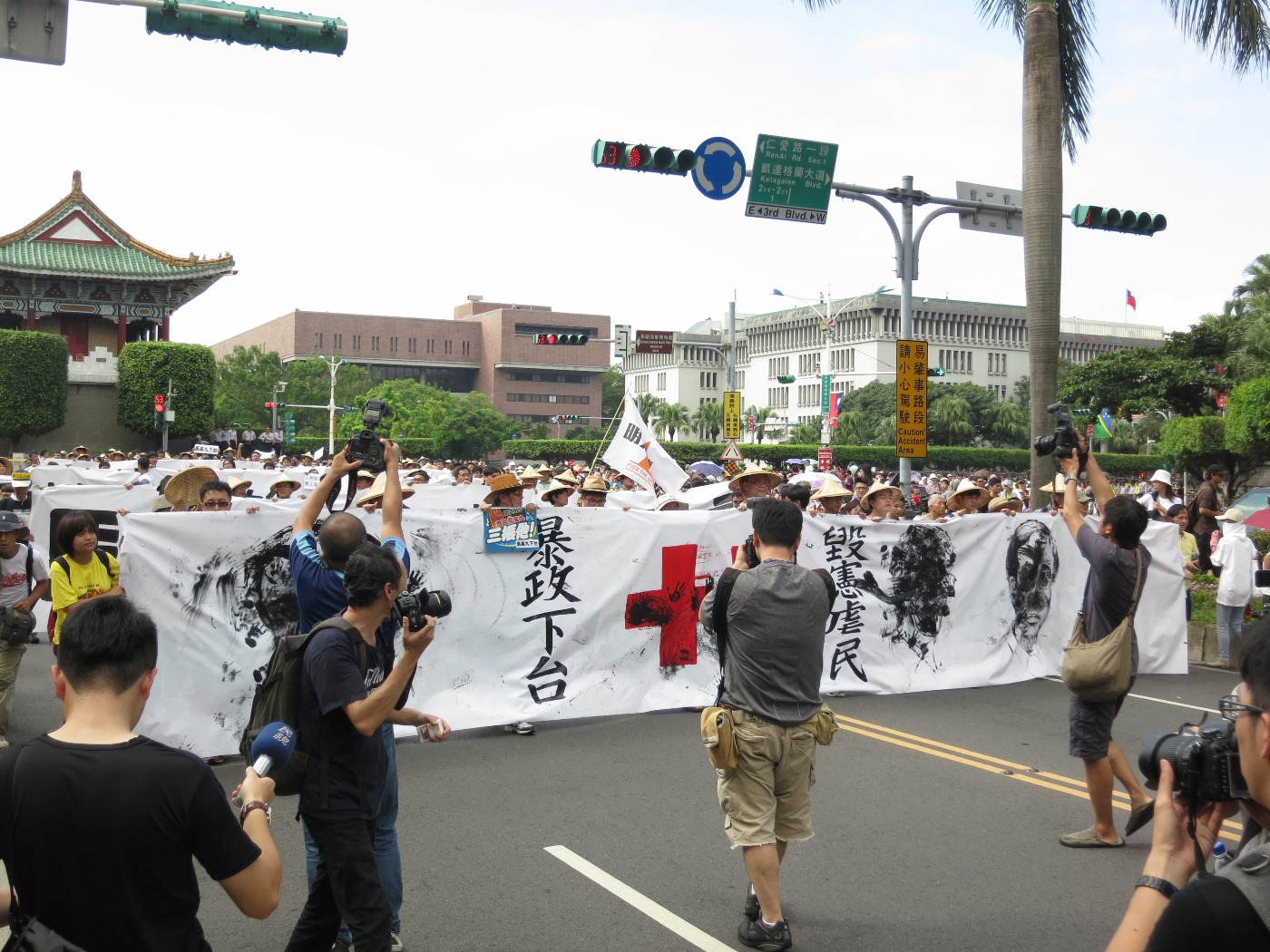 黑色島國學生10時近10時,拉起布條跟1985公民活動匯流。圖:林朝億/攝影 黑色島國學生10時近10時,拉起布條跟1985公民活動匯流。圖:林朝億/攝影