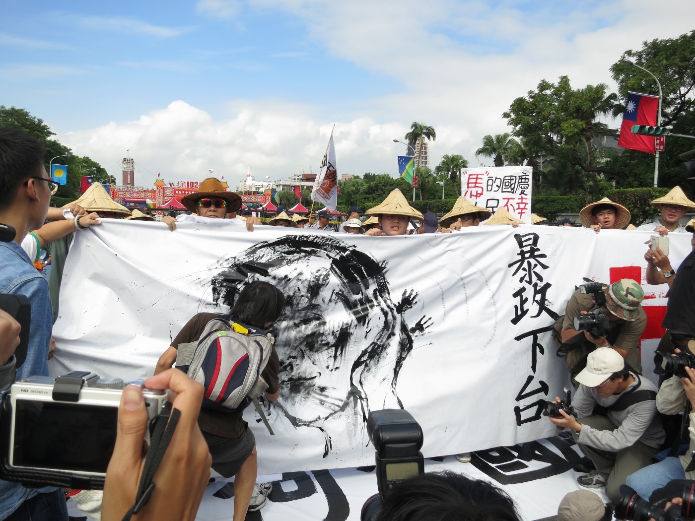 黑色島國學生用黑漆抹上馬英九、吳敦義、江宜樺等人圖像,象徵他們把黑手深入國會、毀憲亂政。圖:林朝億/攝影 黑色島國學生用黑漆抹上馬英九、吳敦義、江宜樺等人圖像,象徵他們把黑手深入國會、毀憲亂政。圖:林朝億/攝影