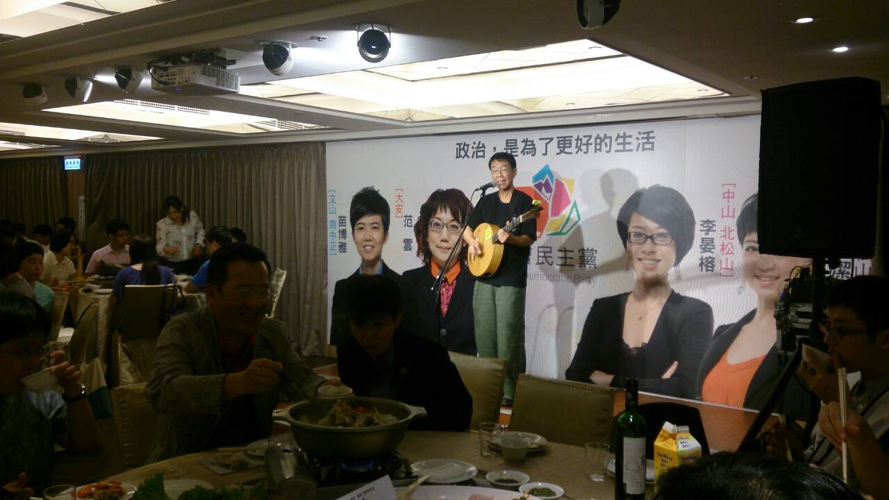 美濃知名客家歌手林生祥在募款餐會上,演唱「種樹」等3首客家歌曲。圖:張揚/攝 美濃知名客家歌手林生祥在募款餐會上,演唱「種樹」等3首客家歌曲。圖:張揚/攝