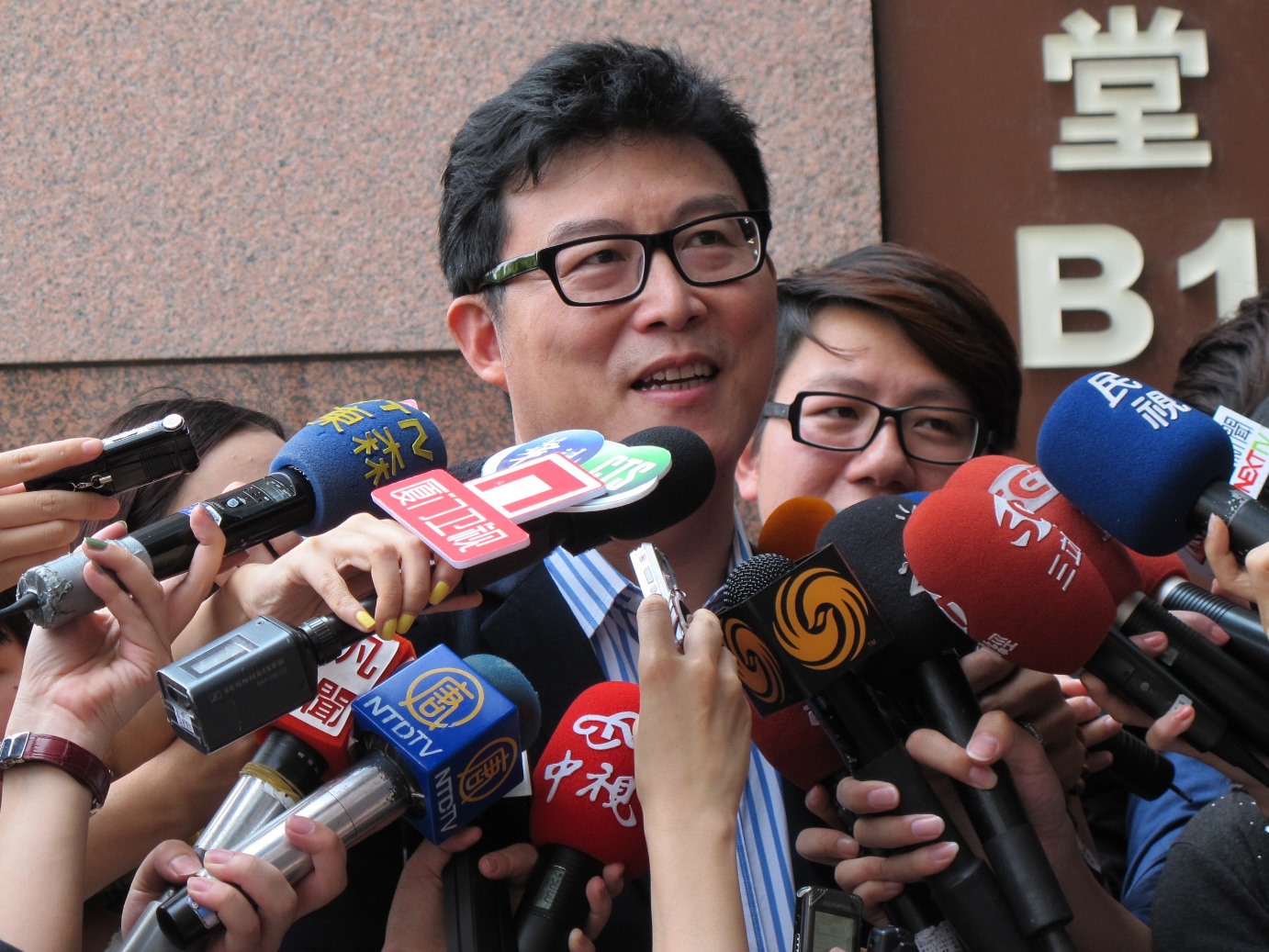 台北市長在野整合方案,12日晚間進行民調,無黨籍的柯文哲醫師則於13日上午前來民進黨中央觀看民調結果。圖2之1:林朝億/攝 台北市長在野整合方案,12日晚間進行民調,無黨籍的柯文哲醫師則於13日上午前來民進黨中央觀看民調結果。圖2之1:林朝億/攝