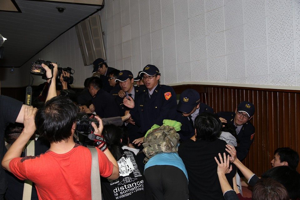 民眾在主席台後方阻擋警方進入,最後民進黨立委擋在門口,警察不敢再往前。圖2之2:林雨佑/攝 民眾在主席台後方阻擋警方進入,最後民進黨立委擋在門口,警察不敢再往前。圖2之2:林雨佑/攝