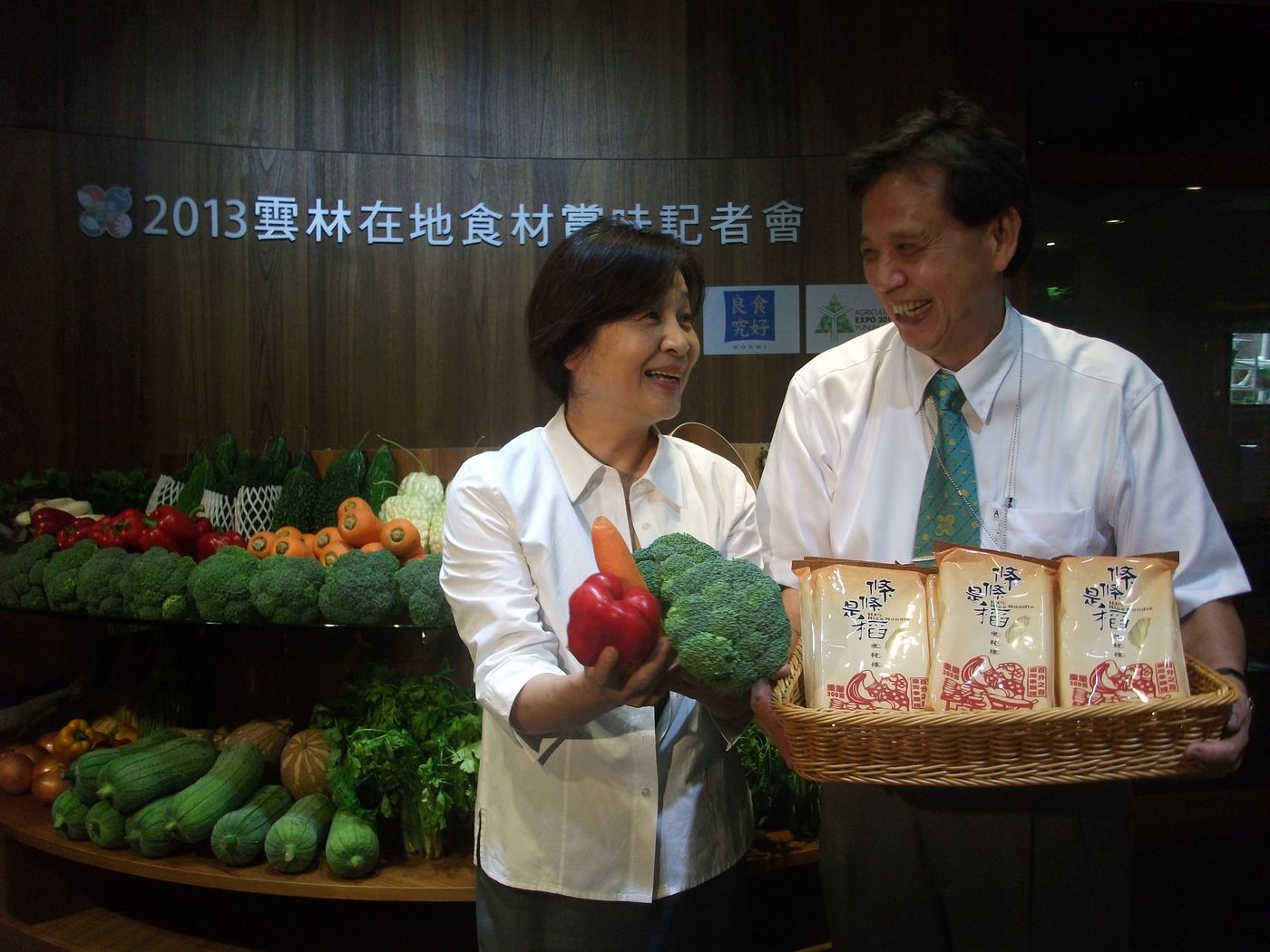 在2014年即將任期屆滿的縣市長改選城市中,根據未來事件交易所今(12)日發布的數據顯示,雲林縣長蘇治芬(左)獲得的支持度居冠。圖:新頭殼資料照片。 在2014年即將任期屆滿的縣市長改選城市中,根據未來事件交易所今(12)日發布的數據顯示,雲林縣長蘇治芬(左)獲得的支持度居冠。圖:新頭殼資料照片。