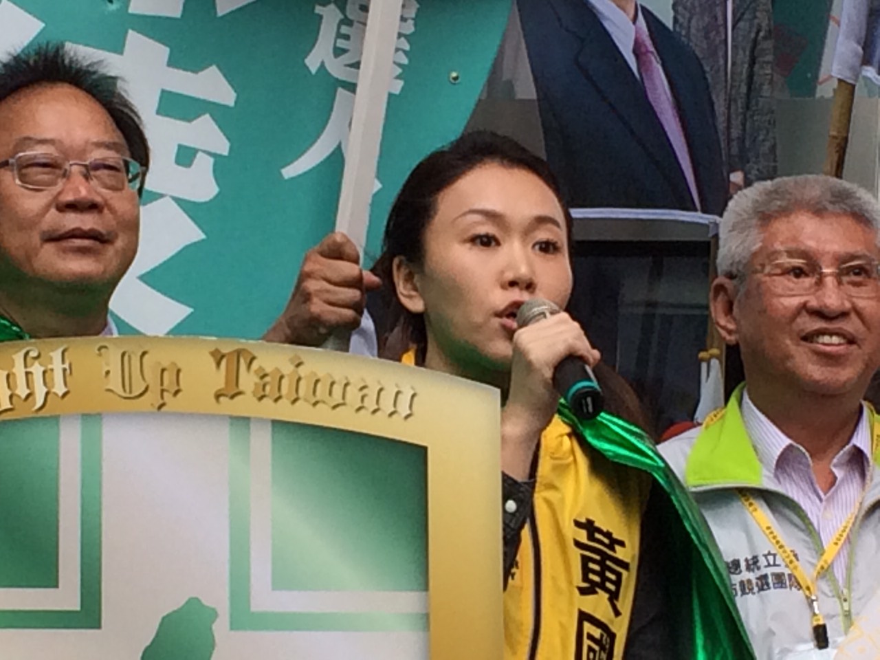 時代力量黨主席黃國昌則派出妻子代表出席聯合登記活動。圖:楊淳卉/攝 時代力量黨主席黃國昌則派出妻子代表出席聯合登記活動。圖:楊淳卉/攝
