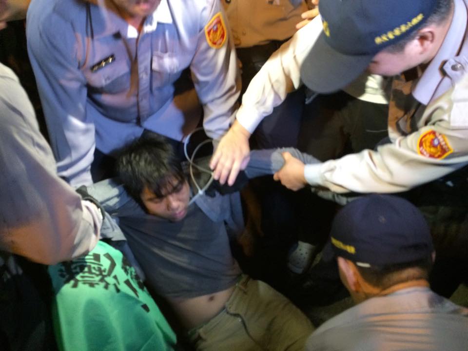 反馬習會民眾7日晚間11點自凱道被警方驅離之後 重新集結重回立院。圖:楊淳卉/攝 反馬習會民眾7日晚間11點自凱道被警方驅離之後 重新集結重回立院。圖:楊淳卉/攝