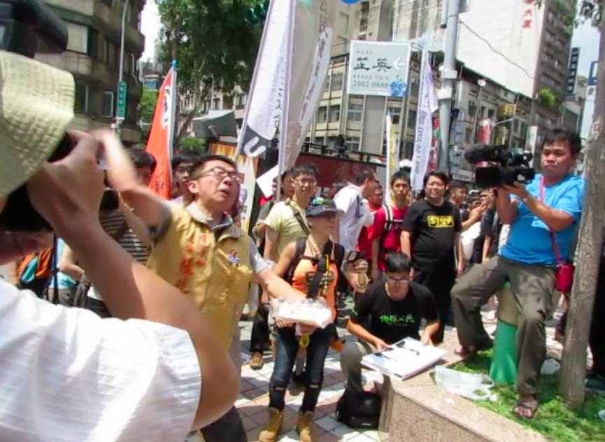 抗議團體拿出備好的雞蛋砸向國民黨部大樓。圖:邱珮文/攝 抗議團體拿出備好的雞蛋砸向國民黨部大樓。圖:邱珮文/攝