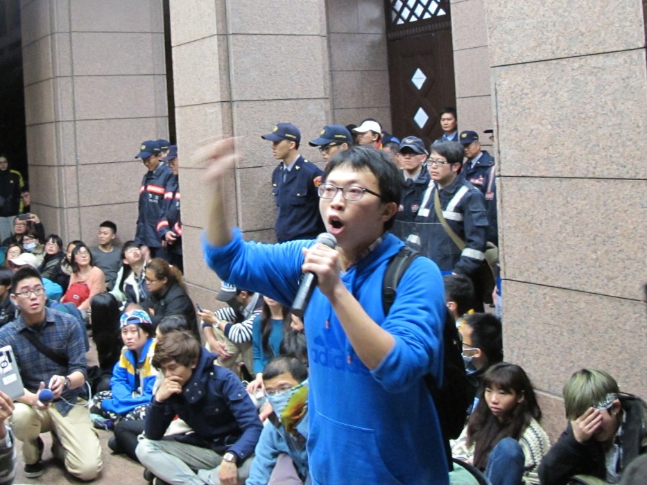 反服貿學生今(23)晚突襲行政院,並成功攻占了政院的中央大樓。晚間10時30分,學生指揮魏揚表示,「現在不是馬政府跟人民談條件的時候,是你們過來聆聽人民聲音的時刻」。圖:林朝億/攝 反服貿學生今(23)晚突襲行政院,並成功攻占了政院的中央大樓。晚間10時30分,學生指揮魏揚表示,「現在不是馬政府跟人民談條件的時候,是你們過來聆聽人民聲音的時刻」。圖:林朝億/攝