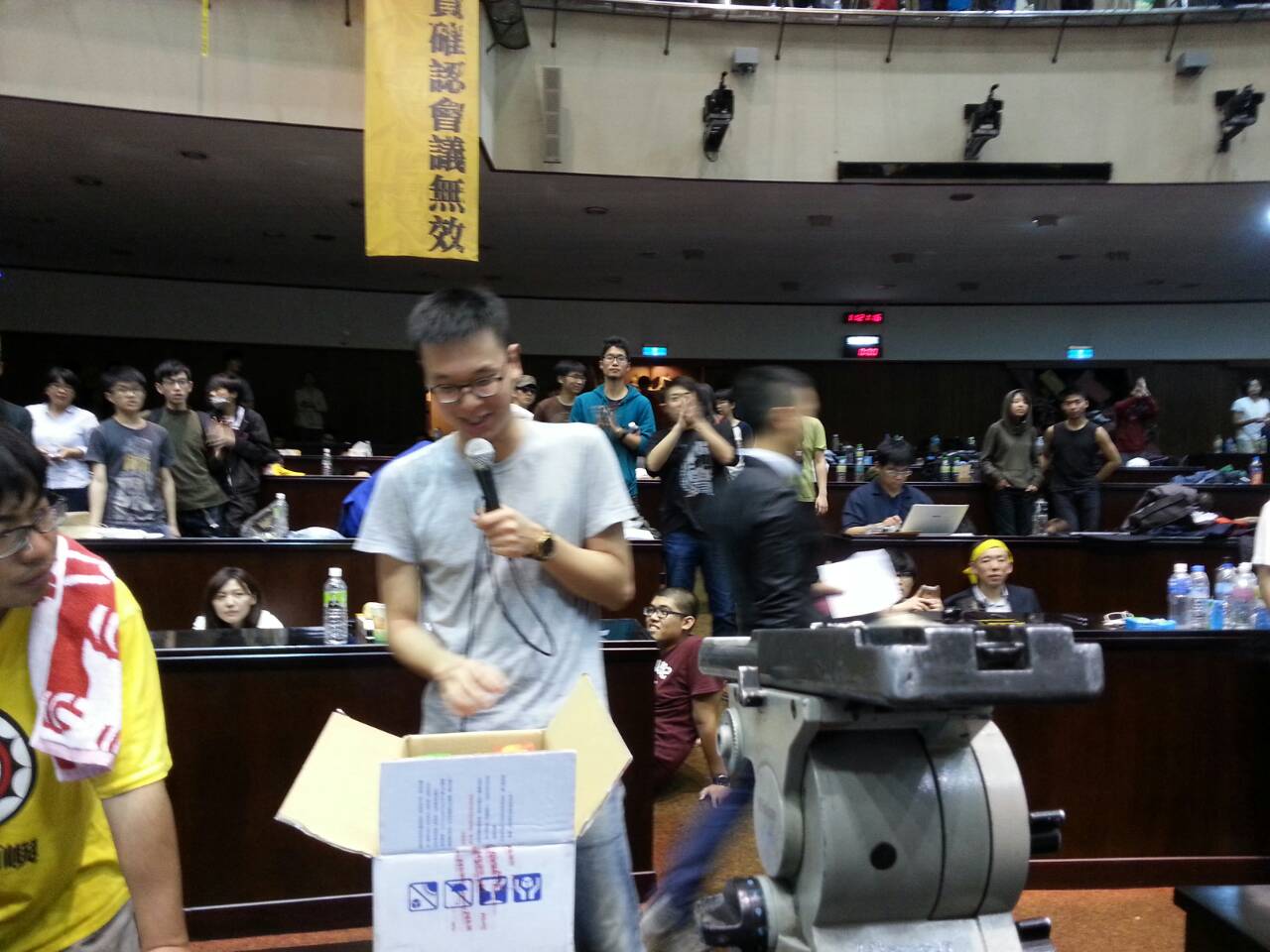林飛帆今日上午11時20分左右對外講,他剛剛收到一箱從PC Home網路快遞箱子,上面寫「立法院林飛帆」收。圖片2-1來源:林朝億/攝。 林飛帆今日上午11時20分左右對外講,他剛剛收到一箱從PC Home網路快遞箱子,上面寫「立法院林飛帆」收。圖片2-1來源:林朝億/攝。