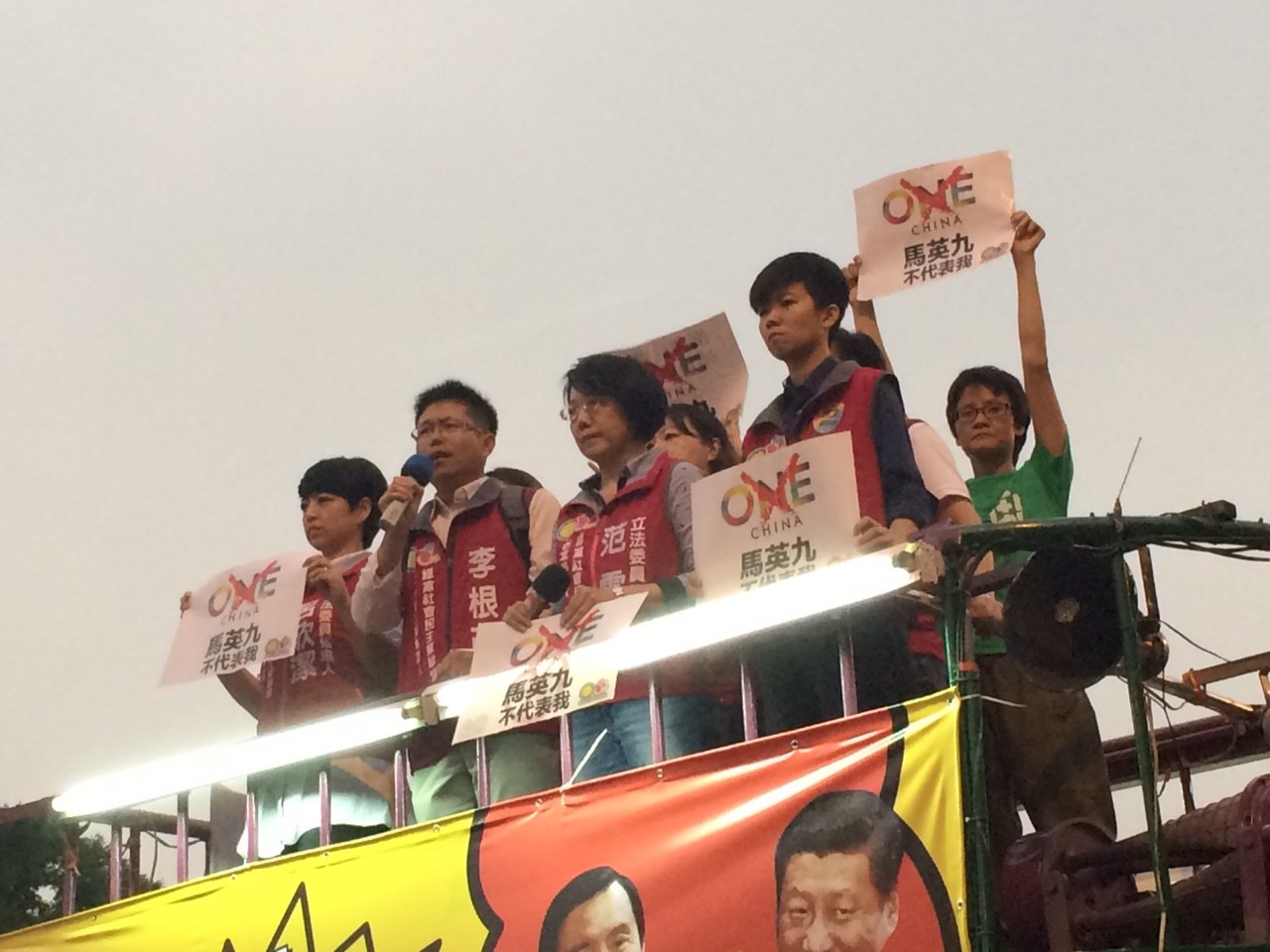 時代力量黨主席黃國昌7日在反馬習會遊行發表短講。圖:符芳碩/攝 時代力量黨主席黃國昌7日在反馬習會遊行發表短講。圖:符芳碩/攝