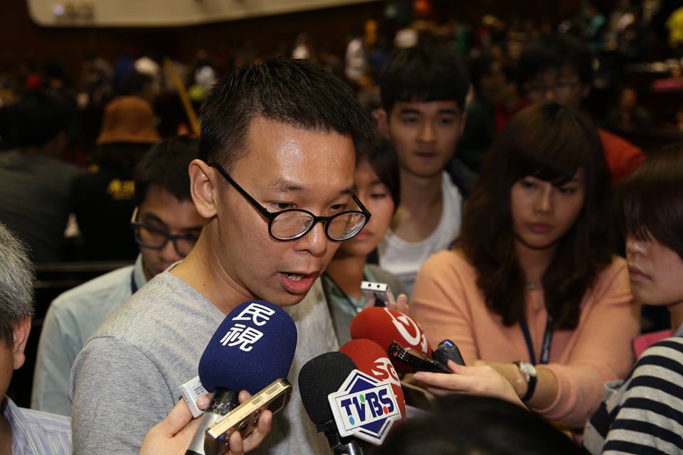 反黑箱服貿學生代表林飛帆說,他們不怕被貼上政黨標籤,因為反服貿是全民運動,而在野黨加入人民是很理所當然的。圖:林雨佑/攝 反黑箱服貿學生代表林飛帆說,他們不怕被貼上政黨標籤,因為反服貿是全民運動,而在野黨加入人民是很理所當然的。圖:林雨佑/攝
