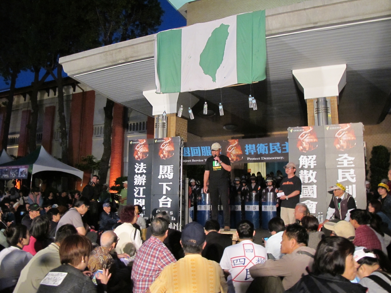獨派團體成立的「自由台灣陣線」10日晚間持續在立法院正門廣場舉辦活動,廣場內至少擠入了2千名支持者。圖2之2:林朝億/攝 獨派團體成立的「自由台灣陣線」10日晚間持續在立法院正門廣場舉辦活動,廣場內至少擠入了2千名支持者。圖2之2:林朝億/攝