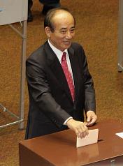 民進黨立法院黨團對行政院長江宜樺提出不信任案,立法院15日上午進行記名投票表決。圖為立法院長王金平投票。圖:中央社 民進黨立法院黨團對行政院長江宜樺提出不信任案,立法院15日上午進行記名投票表決。圖為立法院長王金平投票。圖:中央社