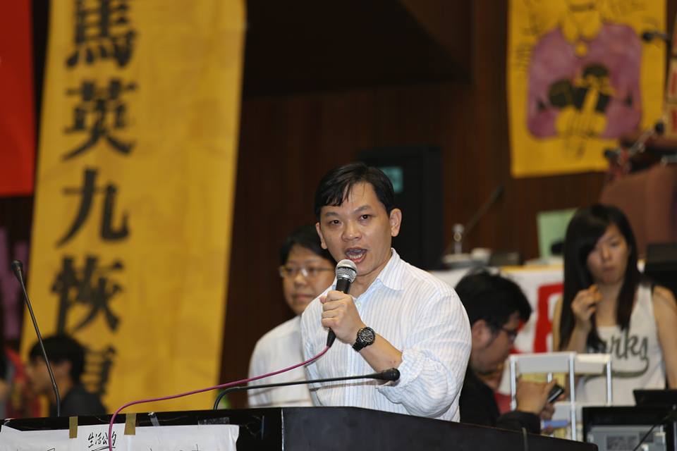 中研院法研所副研究員邱文聰指出,民間版《兩岸協定締結條例草案》已經獲得近百位學界老師連署支持,其中5大原則包括「公民能參與、資訊要公開、人權有保障、政府有義務、國會能監督」。圖2之2:林雨佑/攝 中研院法研所副研究員邱文聰指出,民間版《兩岸協定締結條例草案》已經獲得近百位學界老師連署支持,其中5大原則包括「公民能參與、資訊要公開、人權有保障、政府有義務、國會能監督」。圖2之2:林雨佑/攝