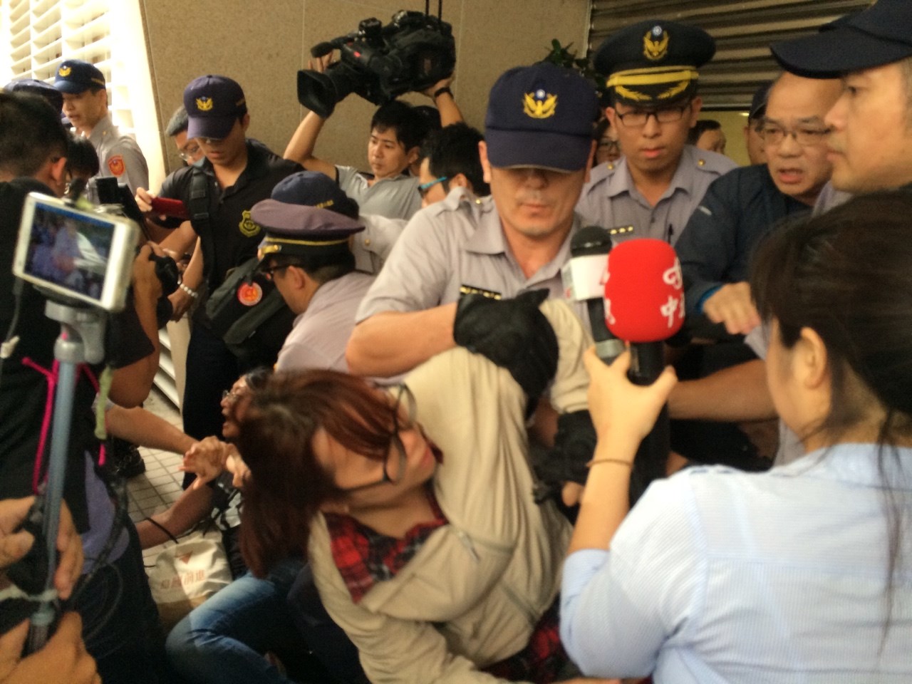 警方大動作驅離島國前進成員。圖:符芳碩/攝 警方大動作驅離島國前進成員。圖:符芳碩/攝