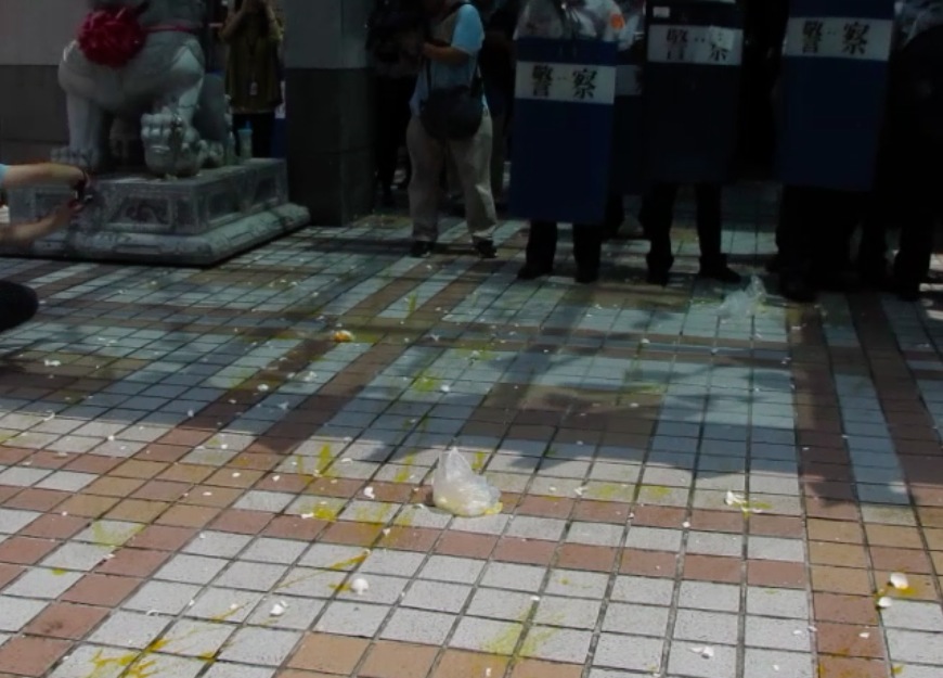 國民黨部大樓前廣場上滿地都是破碎雞蛋。圖:邱珮文/攝 國民黨部大樓前廣場上滿地都是破碎雞蛋。圖:邱珮文/攝