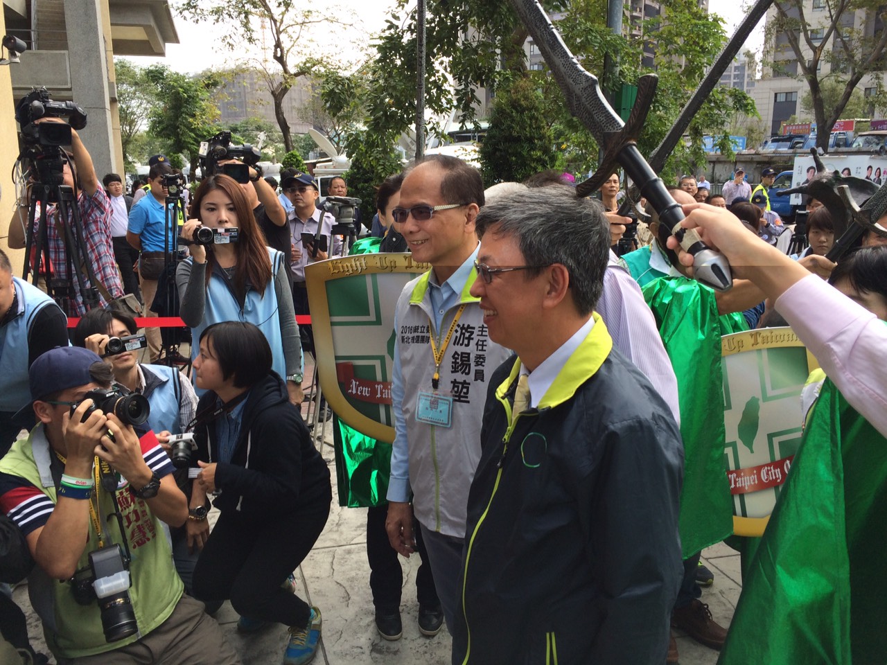 立委參選人打扮成「英派騎士」,高舉寶劍搭成「劍門」迎接陳建仁、民進黨新北市競總主委游錫堃及榮譽主委蘇貞昌。圖:楊淳卉/攝 立委參選人打扮成「英派騎士」,高舉寶劍搭成「劍門」迎接陳建仁、民進黨新北市競總主委游錫堃及榮譽主委蘇貞昌。圖:楊淳卉/攝