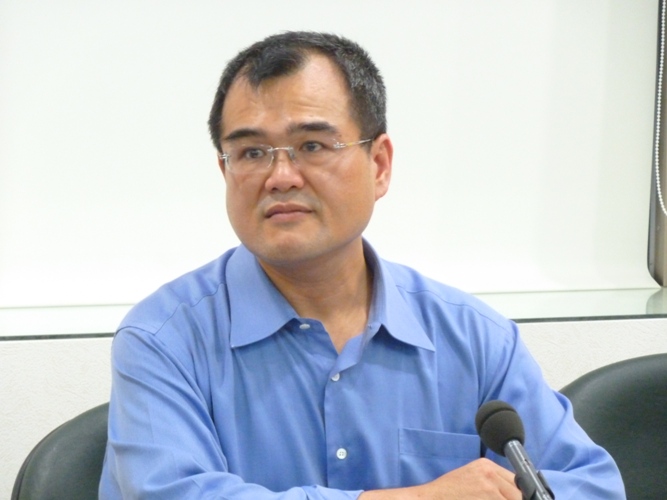 針對行政院秘書長林益世近日被「壹週刊」報導涉貪瀆的新聞事件,總統府在昨(28)日晚間11點10分左右發布新聞稿指出,府院決議由林益世針對外界質疑儘速收集資料、對外清楚說明,並主動將全案送請司法單位調查。圖:謝莉慧/攝 針對行政院秘書長林益世近日被「壹週刊」報導涉貪瀆的新聞事件,總統府在昨(28)日晚間11點10分左右發布新聞稿指出,府院決議由林益世針對外界質疑儘速收集資料、對外清楚說明,並主動將全案送請司法單位調查。圖:謝莉慧/攝