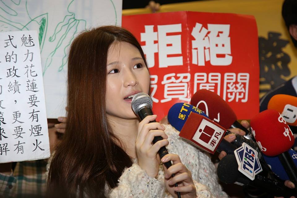 「雞排妹」鄭家純今(19)日下午2時,到立法院聲援反對服貿、占據議場的學生。圖:林雨佑/攝。 「雞排妹」鄭家純今(19)日下午2時,到立法院聲援反對服貿、占據議場的學生。圖:林雨佑/攝。